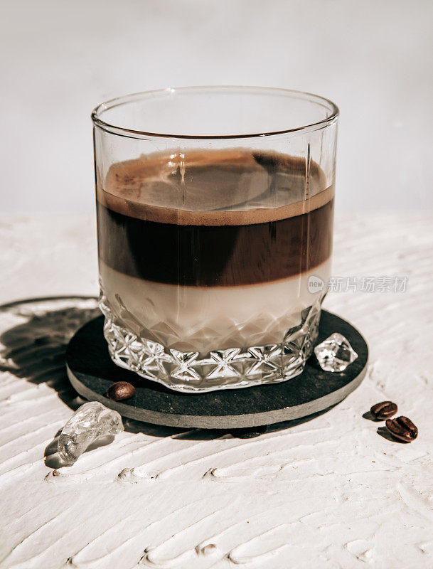 做邦邦咖啡。用煮熟的炼乳、冰和浓缩咖啡在玻璃杯中制成的咖啡。