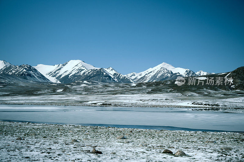 阿拉贝尔高原上白雪皑皑的山峰和融化的湖泊