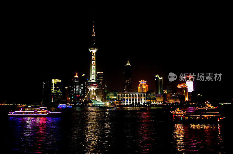 夜景上海浦东部分，中国，非常现代的天际线，东方明珠电视塔，从外滩，长江。外滩的陆家嘴。