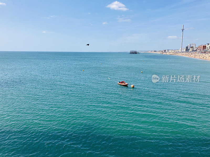 阳光明媚的夏日，布莱顿和布莱顿海滩的天际线