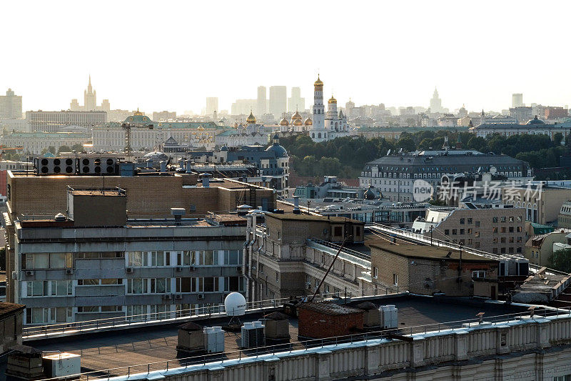 克里姆林宫的伊凡大帝钟楼在莫斯科Zamoskvorechye地区的屋顶上
