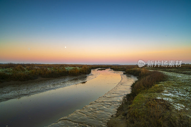 施埃尔蒙尼科格(Schiermonnikoog)初冬清晨的盐沼日出