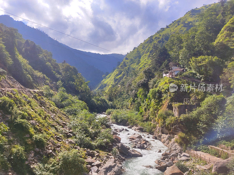 季风期间，喜马拉雅冰川河谷的美丽自然风光穿过喜马拉雅山脉郁郁葱葱的绿色森林