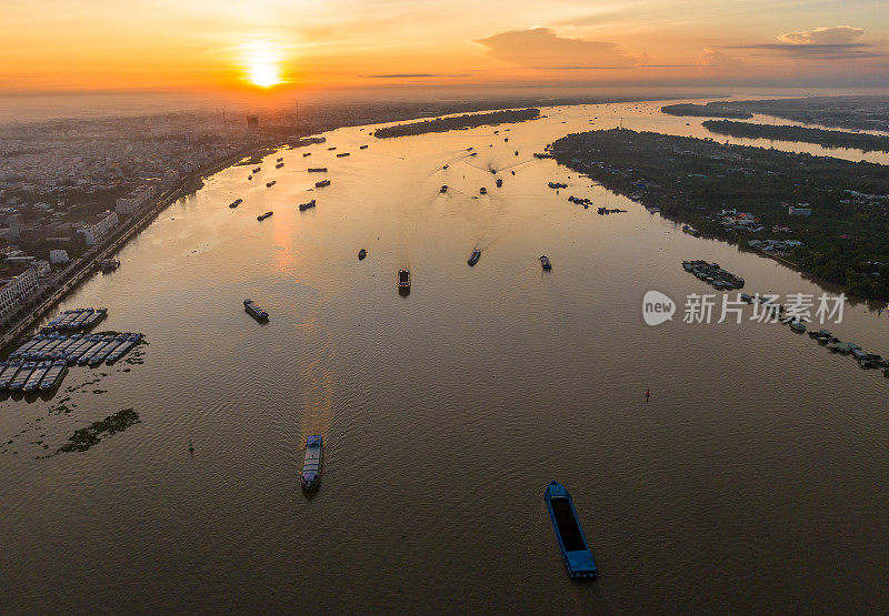 天江的航拍照片，这是湄公河在天江省的一条支流