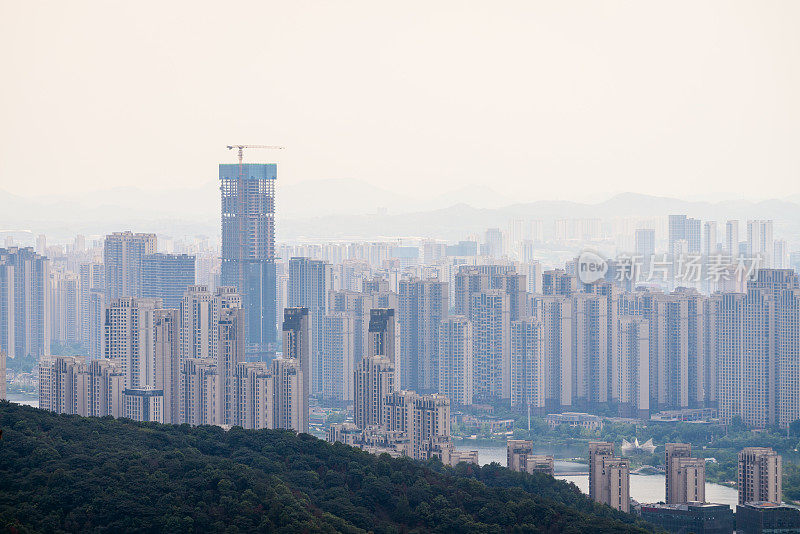 从岳麓山顶俯瞰的城市天际线，中国湖南长沙