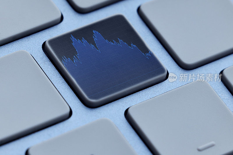 计算机键盘上的商业财务数据分析图