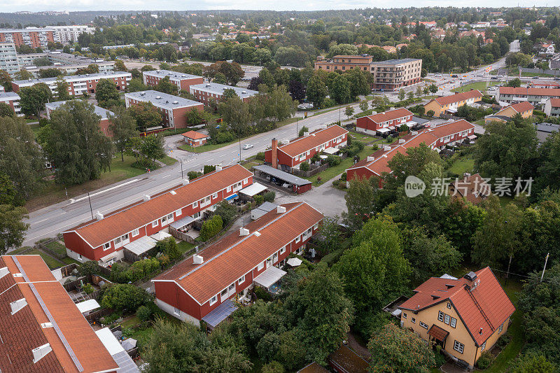 以联排别墅和公寓楼为特色的住宅郊区鸟瞰图