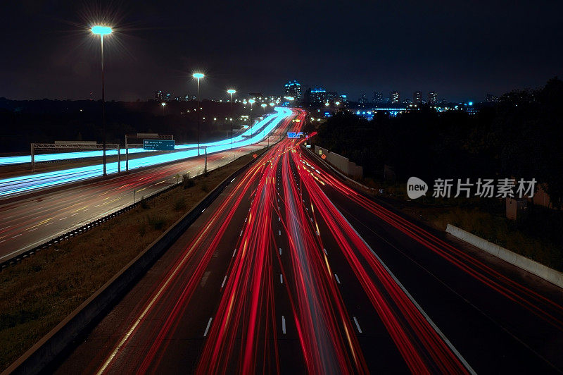 夜间高速公路上汽车灯光的长时间曝光