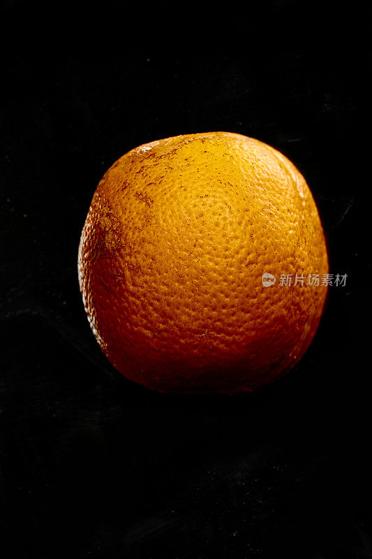 黑色背景下的半个橘子