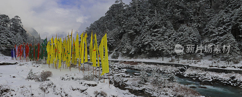 拉崇楚河流经白雪覆盖的yumthang山谷，美丽的山谷位于印度锡金北部拉崇山站附近