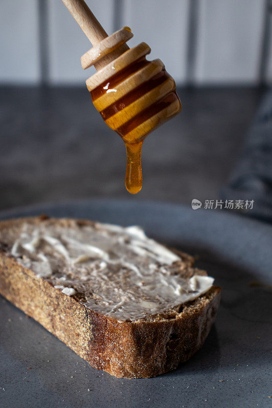 健康早餐——新鲜出炉的面包、黄油和蜂蜜