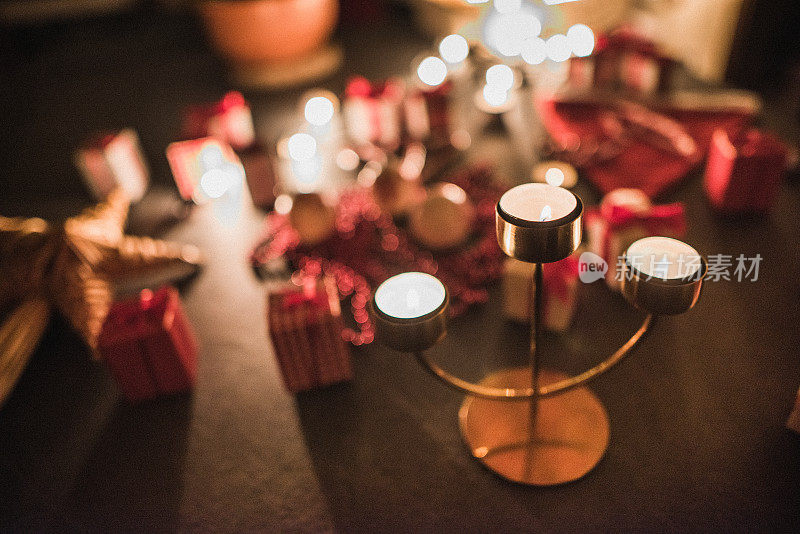 桌上的圣诞蜡烛