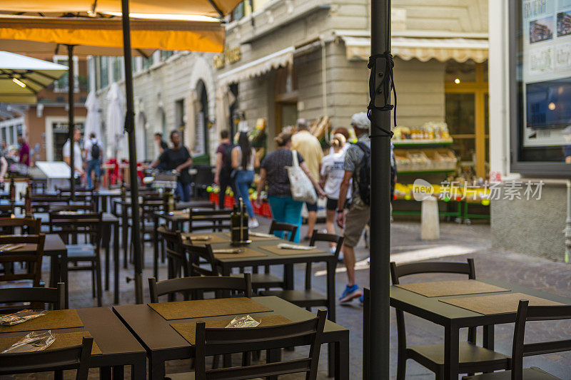 意大利加尔达河畔老城一家餐馆的空桌子