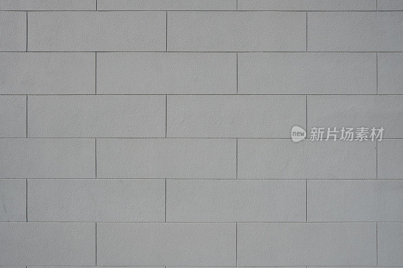 部分粉刷干净的灰色混凝土砌块墙