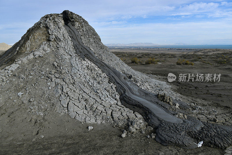 喷发的泥火山，里海为背景，戈布斯坦，阿塞拜疆