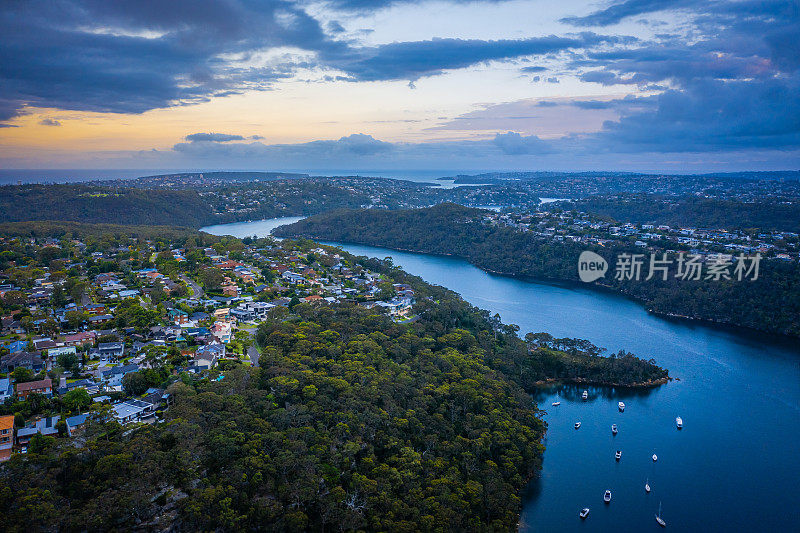澳大利亚悉尼北部海滩郊区的无人机鸟瞰图