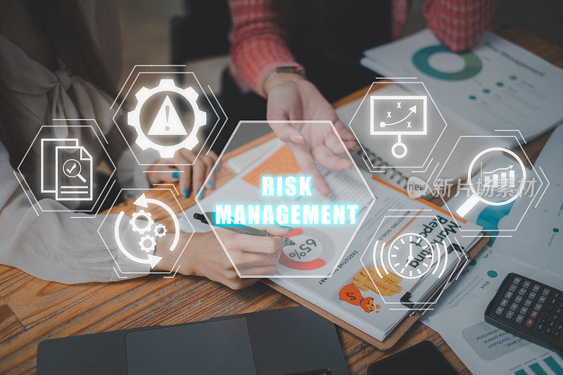 风险管理的概念，业务团队分析财务数据的业务纸与风险管理图标在虚拟屏幕上。标准、监测、策略、分析、控制、评价、项目。