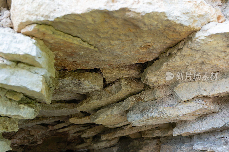 未经处理的天然石头在一个古老的堡垒墙的缺口。