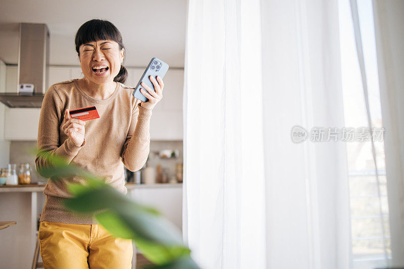 日本女顾客对购物很兴奋