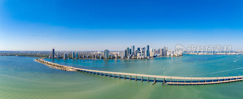 航拍全景布里克尔迈阿密和比斯坎湾大桥2024