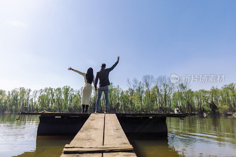 中年夫妇在河边或湖边享受时光