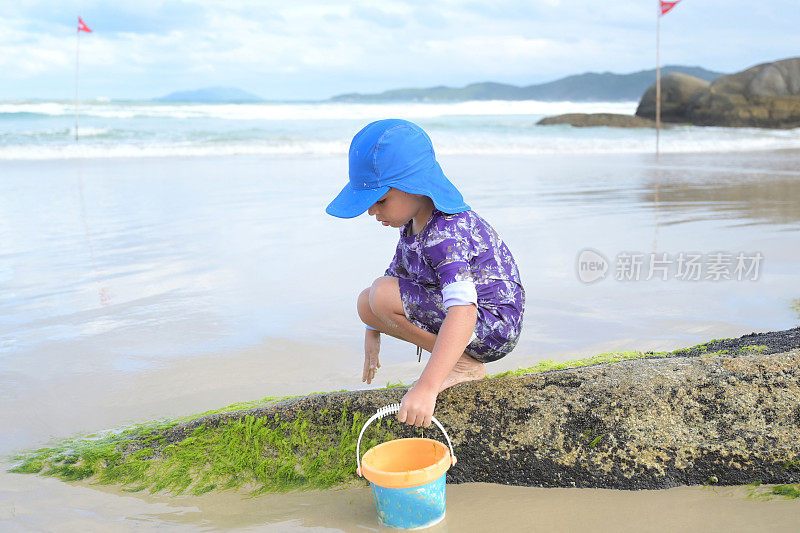 男孩在海边玩耍