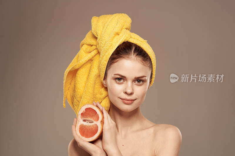 女人用柚子在她的手清洁皮肤裸露的肩膀水疗保健治疗