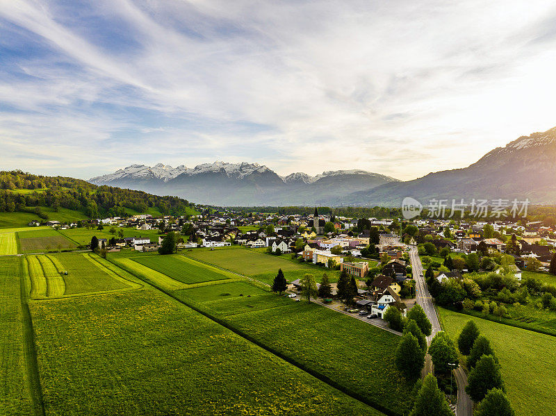 瑞士美丽的农田和鲁格尔镇鸟瞰图。