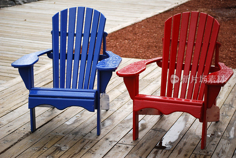 蓝色和红色的木椅