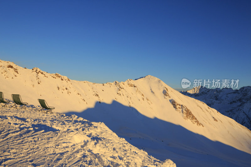 美丽的冬季景观空休息室椅子滑雪胜地