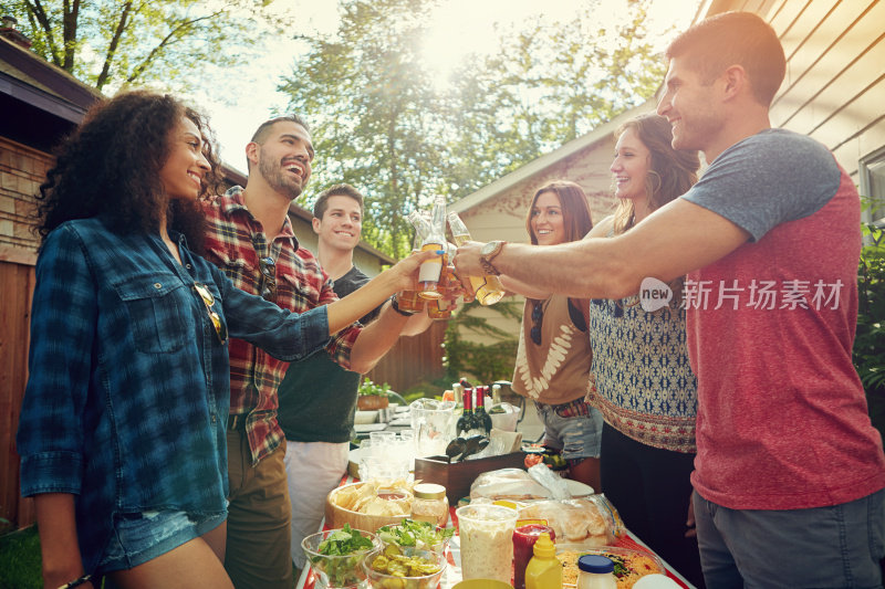 为充满乐趣的夏天干杯!