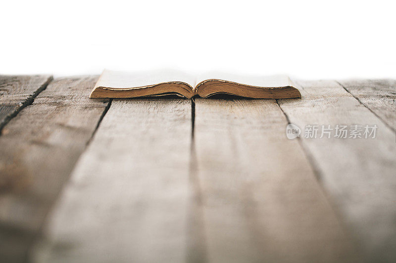 旧圣经放在一张木桌上