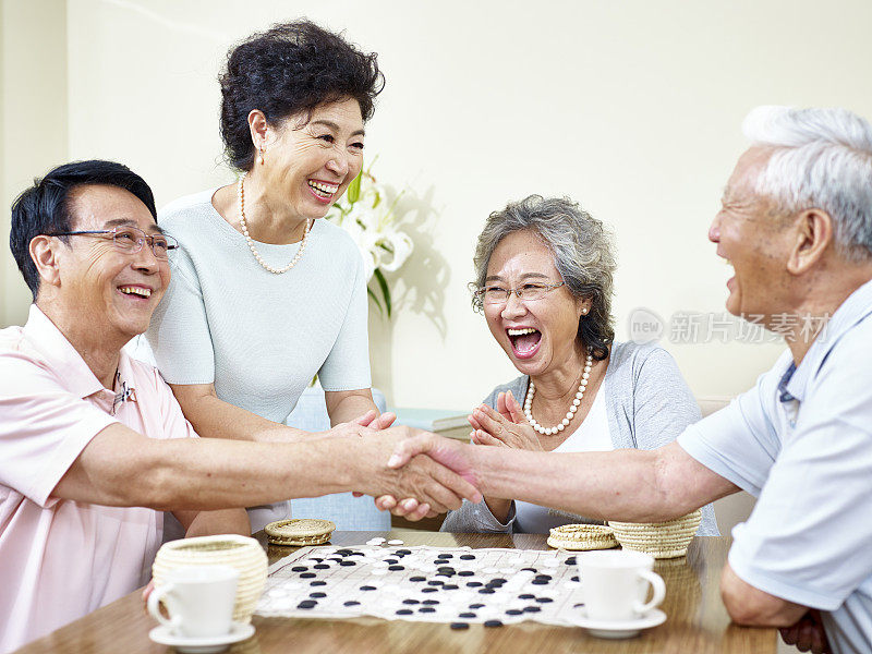 亚洲老年人玩围棋