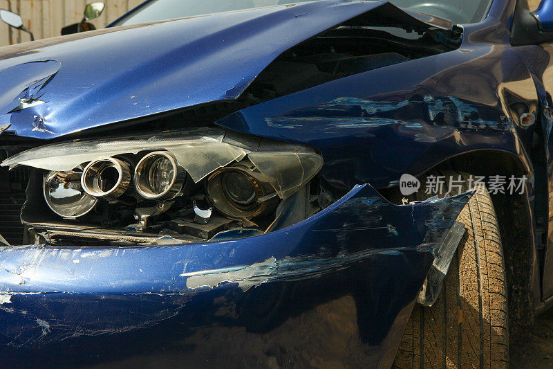 汽车碰撞图像，左侧前部受损