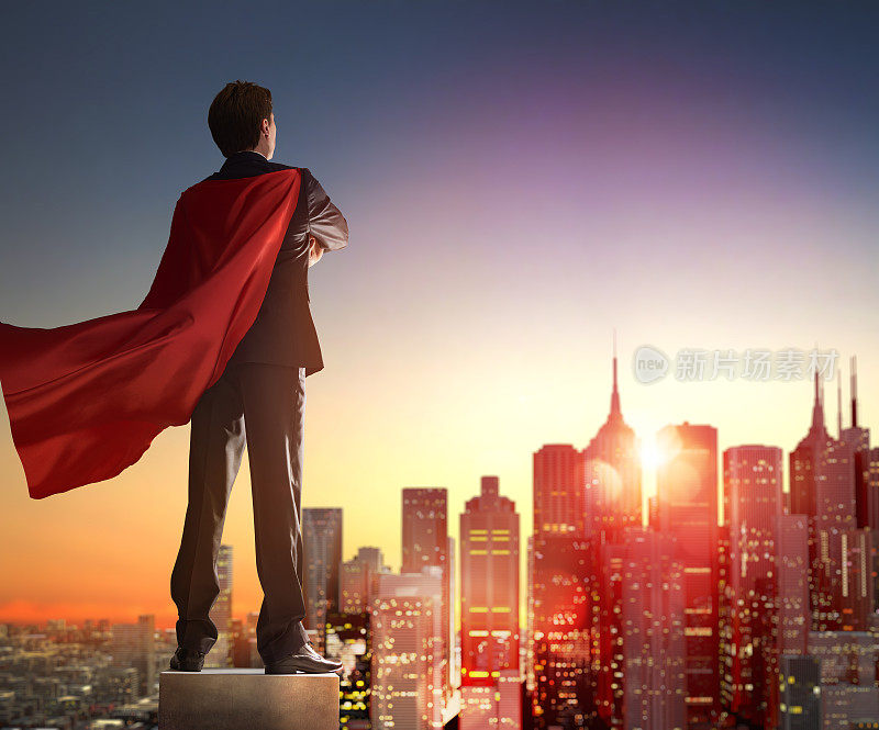 超级英雄商人看着城市