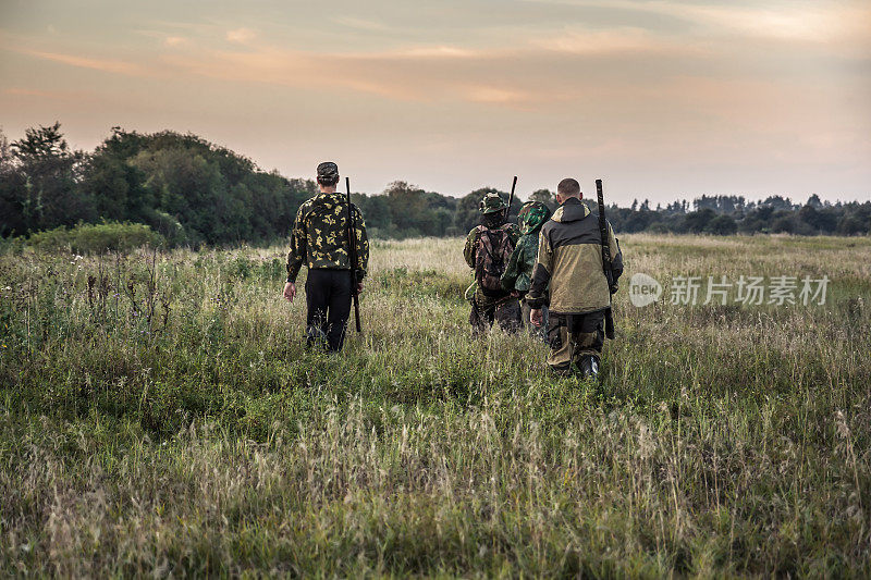 狩猎场景:猎人在狩猎过程中穿过乡间田野