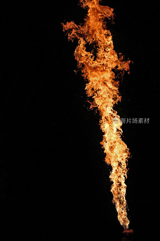 火焰艺术家表演喷火
