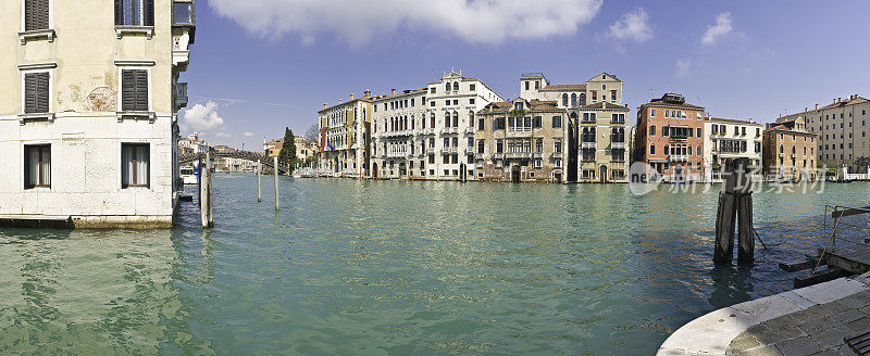 威尼斯大运河宫和学院全景