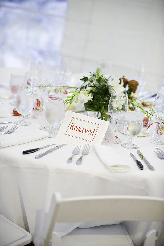 餐桌椅子和餐具设置在婚礼宴会活动