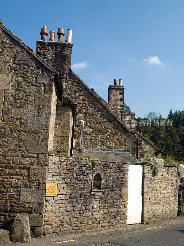 古老的烟囱和陡峭的屋顶在一个村庄