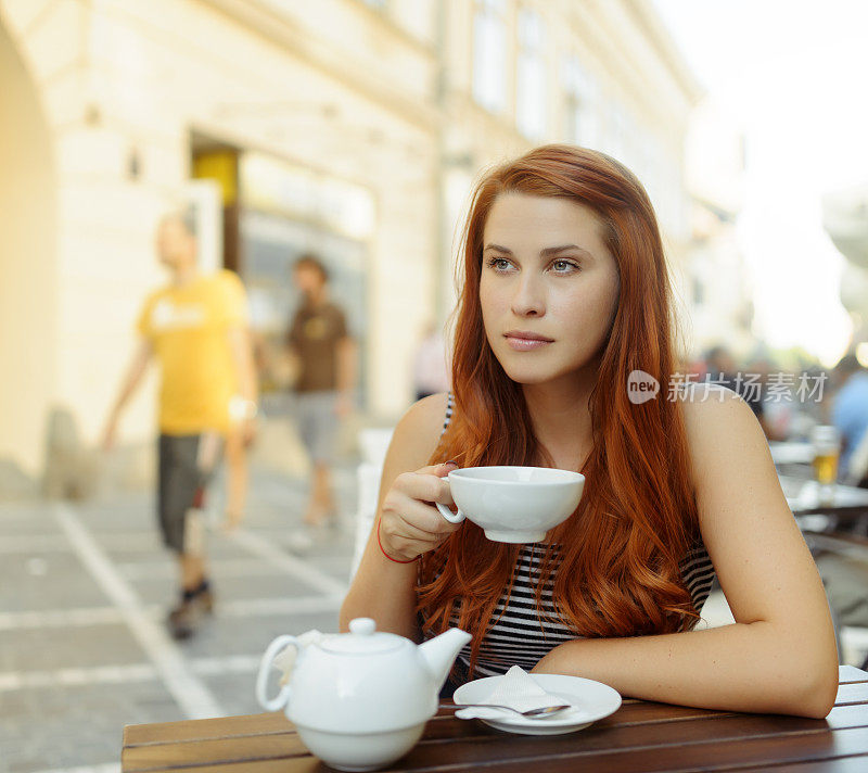 拿着茶杯的女人