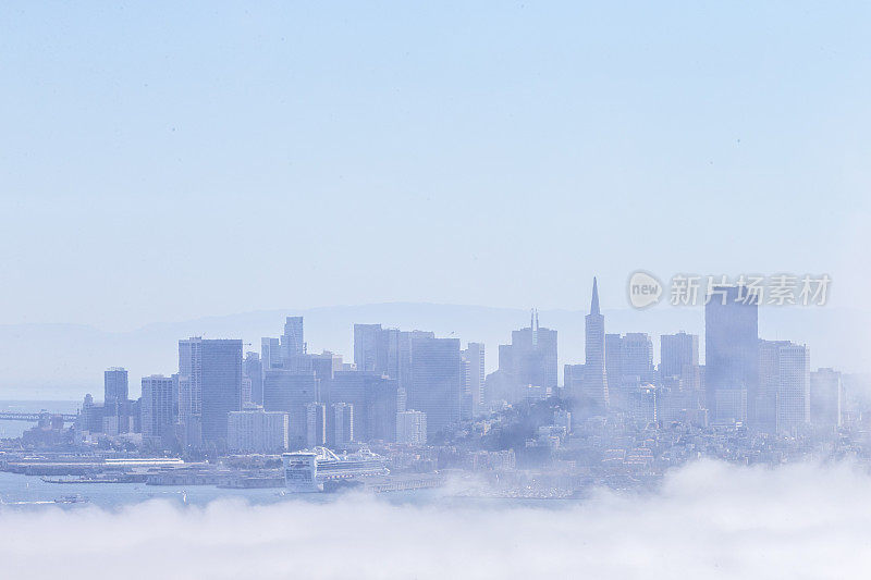 旧金山市中心和低雾