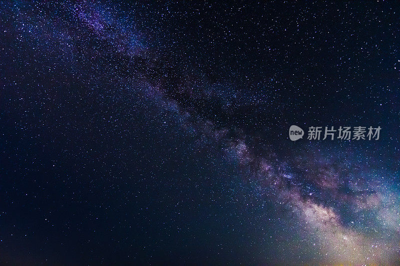 星星和银河系在晴朗黑暗的夜空