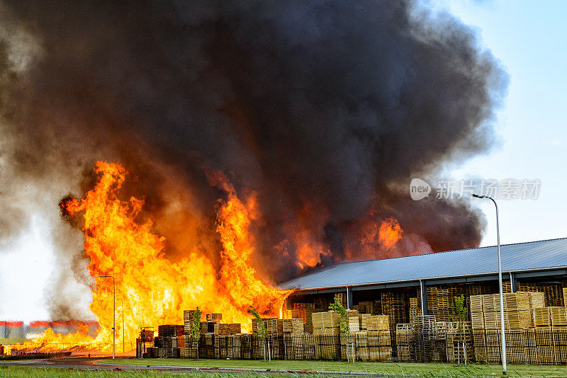 工业区内一家工厂发生火灾，大火熊熊燃烧