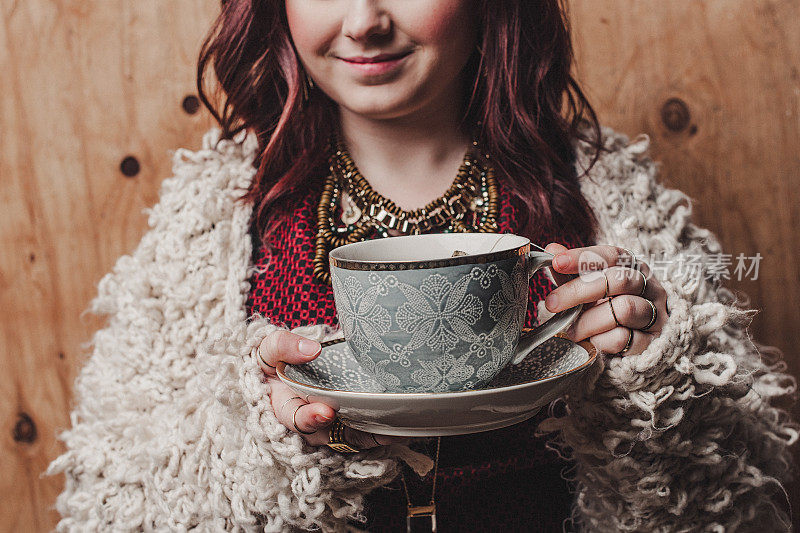年轻凉爽的女人喝茶