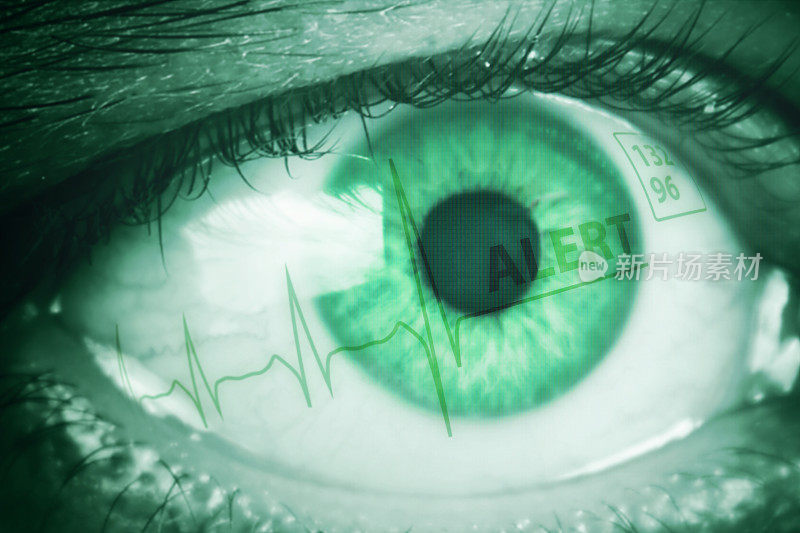 医用心脏监测仪的心电图反映在眼睛里