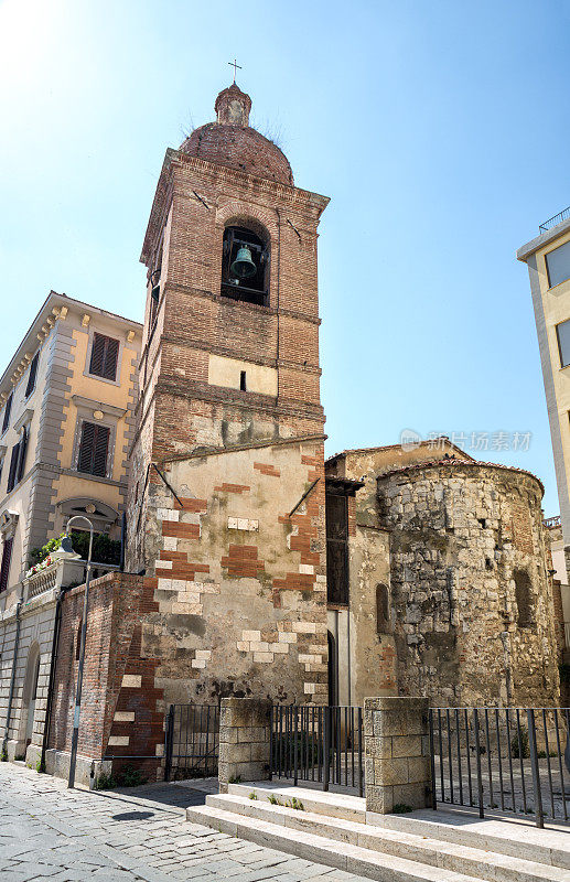 意大利托斯卡纳格罗塞托圣彼得罗教堂的钟楼