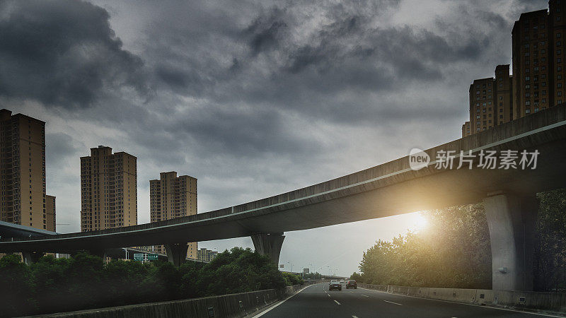 高速公路在日落