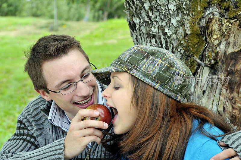 男友把苹果喂给女友