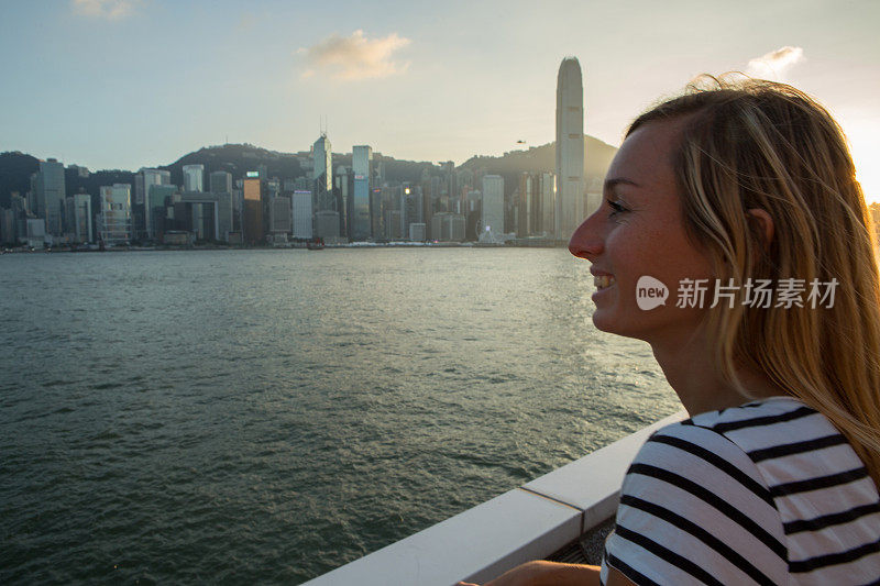 年轻女子在九龙欣赏香港的天际线